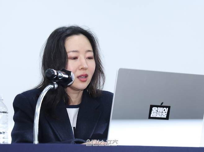 하이브와의 법적 분쟁에서 승소한 민희진 전 어도어 대표가 25일 오후 서울 종로구 모처에서 1심 소송 결과 및 오케이 레코즈 향후 계획 관련해 기자회견을 개최했다. 민 전 대표가 입장을 밝히고 있다. 서병수 기자 qudtn@edaily.co.kr /2026.02.25/