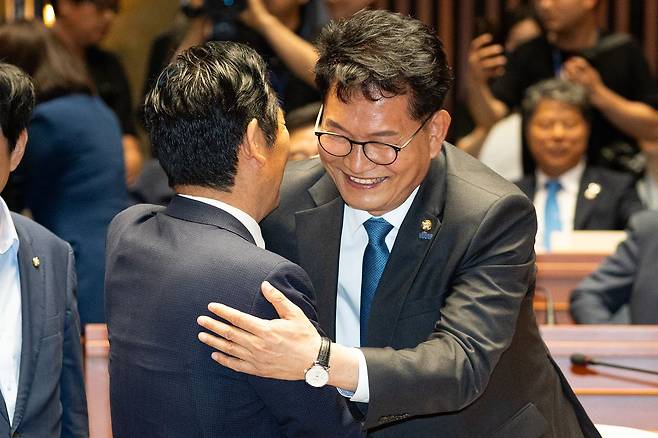 정청래 더불어민주당 대표와 송영길 의원이 서울 여의도 국회에서 열린 의원총회에서 포옹하고 있다. 뉴스1