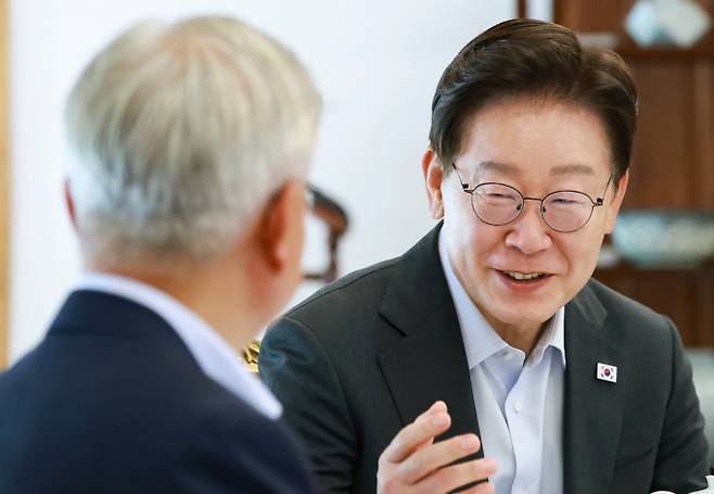 이재명 대통령이 1일 청와대 상춘재에서 문재인 전 대통령과 오찬에 앞서 차담을 하고 있다. / 사진=뉴시스