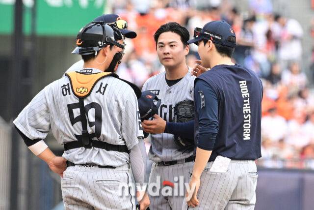 3일 오후 서울 잠실야구장에서 진행된 '2026 신한 SOL KBO 리그' 한화 이글스- 두산 베어스의 경기. 한화 왕옌칭이 5회말 마운드에서 허인서 포수와 이야기를 나누고 있다./마이데일리