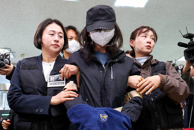 장모를 폭행해 숨지게 한 뒤 캐리어에 시신을 담아 유기한 혐의로 긴급 체포된 20대 사위와 딸이 지난 4월2일 대구지법에서 열린 구속 전 피의자 심문(영장실질심사)에 출석하고 있다. 대구=뉴시스