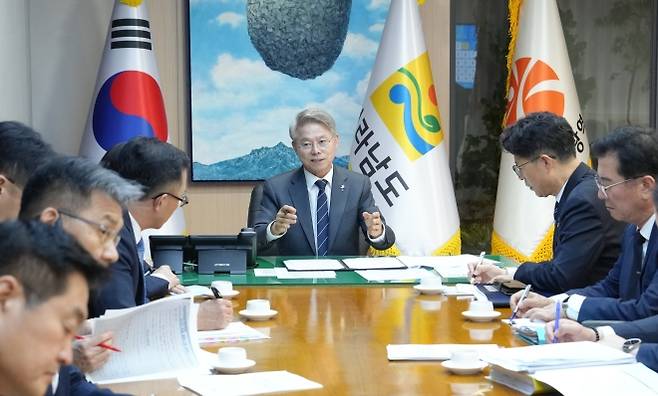 민형배 초대 전남광주통합특별시장 1호 업무 지시 - 민형배 전남광주통합특별시장이 1일 새벽 특별시청 무안청사 집무실에서 주재한 첫 간부 회의에서 반도체 지원 방안을 비롯한 1호 업무 지시를 하고 있다. 전남광주시 제공