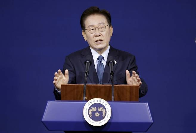이재명 대통령, 충청권 첨단산업 발전비전 국민보고회 축사 - 이재명 대통령이 2일 충남 아산시에서 열린 충청권 첨단산업 발전비전 국민보고회에서 축사를 하고 있다. 연합뉴스