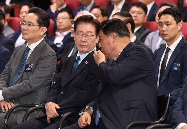 이재명 대통령과 서정진 셀트리온 회장 - 이재명 대통령과 서정진 셀트리온 회장이 2일 충남 아산시에서 열린 충청권 첨단산업 발전비전 국민보고회에서 대화하고 있다. 연합뉴스