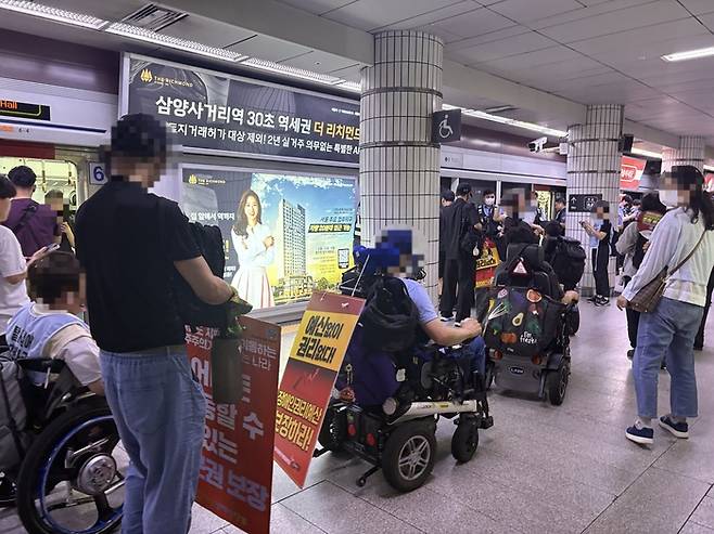 전국장애인차별철폐연대(전장연)가 2일 오전 8시부터 서울 중구 1호선 시청역에서 ‘69차 출근길 지하철 탑니다’ 시위를 진행했다. 남소정 기자