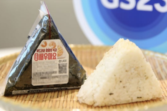 GS25에서 새롭게 선보이는 소프트 삼각김밥 상품 연출 이미지. 사진 제공=GS리테일