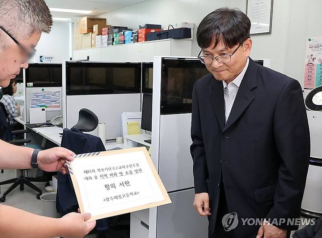 "스타벅스 가야지" 조롱에 항의서한 전달한 이규연 교장 (서울=연합뉴스) 김주형 기자 = 이규연 광주제일고등학교(광주일고) 교장(오른쪽)이 30일 서울 송파구 대한야구소프트볼협회를 방문해 전국 고교야구대회 도중 발생한 상대팀 배재고등학교의 응원 구호 논란과 관련한 항의서한을 전달한 뒤 굳은 표정을 하고 있다.
배재고 야구부 일부 학생 선수들은 지난 29일 서울 목동구장에서 열린 제81회 청룡기 전국고교야구선수권대회 겸 주말리그 왕중왕전 광주일고와 경기 중 상대 더그아웃을 향해 "스타벅스 가야지"라고 외쳤다. 2026.6.30 kjhpress@yna.co.kr