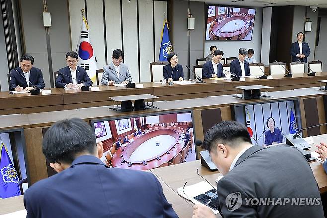 비상경제점검회의 주재하는 한성숙 총리 (세종=연합뉴스) 김주성 기자 = 한성숙 국무총리가 2일 세종시 정부세종청사에서 열린 제14차 비상경제점검회의를 주재하고 있다. 2026.7.2 utzza@yna.co.kr