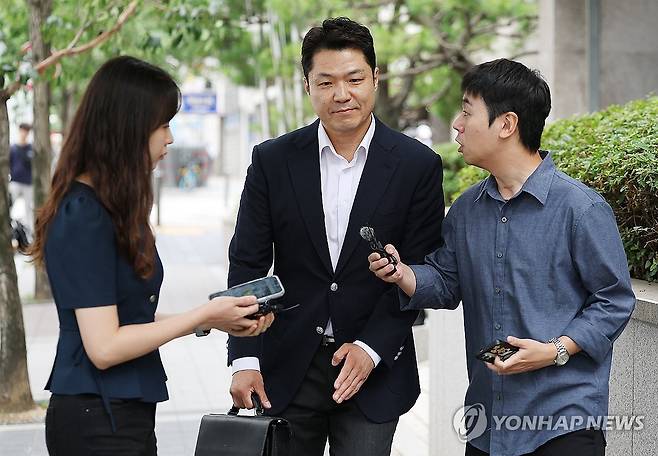 취재진 질문 듣는 최재훈 검사 (과천=연합뉴스) 김성민 기자 = 최재훈 대전지검 중요경제범죄조사단 부장검사가 2일 경기도 과천에 마련된 권창영 2차 종합특별검사팀 사무실에 김건희 여사의 도이치모터스 주가조작 등의 혐의 사건 관련 조사를 위해 출석하며 취재진의 질문을 듣고 있다. 2026.7.2 ksm7976@yna.co.kr