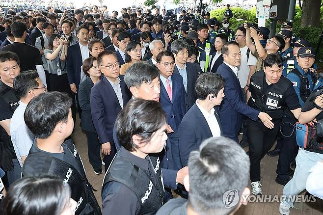 현장 조사 위해 개표소 들어가는 선관위 국조특위 (서울=연합뉴스) 이동해 기자 = 국회 '제9회 전국동시지방선거 투표용지 부족 사태 등 국민 참정권 침해 진상규명 및 선거관리 개혁을 위한 국정조사 특별위원회' 위원들이 2일 현장 조사를 위해 서울 송파구 올림픽공원 핸드볼경기장 개표소로 들어가고 있다. 2026.7.2 eastsea@yna.co.kr