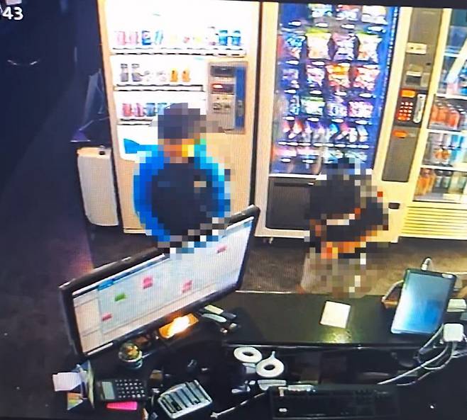 ▲ 강원도내 초등학생으로 추정되는 10대 A군과 B군이 PC방 금고에서 지폐와 동전을 훔친 뒤 CCTV를 향해 고개를 숙이며 인사하고 있다. 독자 제공