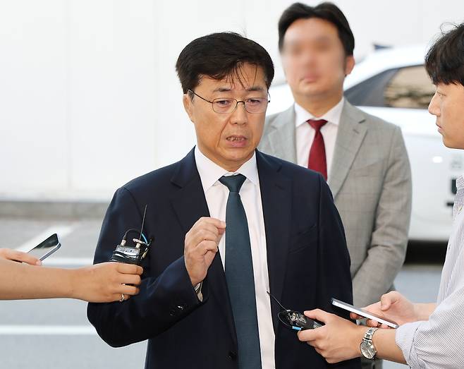 홍장원 전 국가정보원 1차장이 지난 26일 ‘계엄 정당화 메시지 전달’ 의혹과 관련해 피의자 신분으로 조사를 받기 위해 경기도 과천 권창영 2차 종합 특별검사팀으로 출석하며 취재진의 질문에 답변하고 있다. 연합뉴스