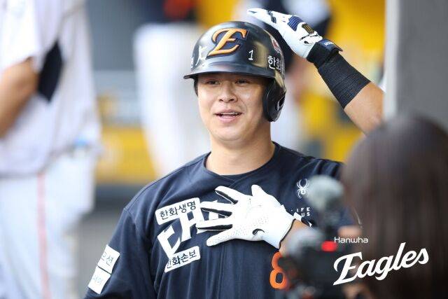한화 이글스 노시환이 27일 인천SSG랜더스필드에서 열린 SSG랜더스와의 원정경기서 홈런을 치고 세리머니를 하고 있다./한화 이글스 제공