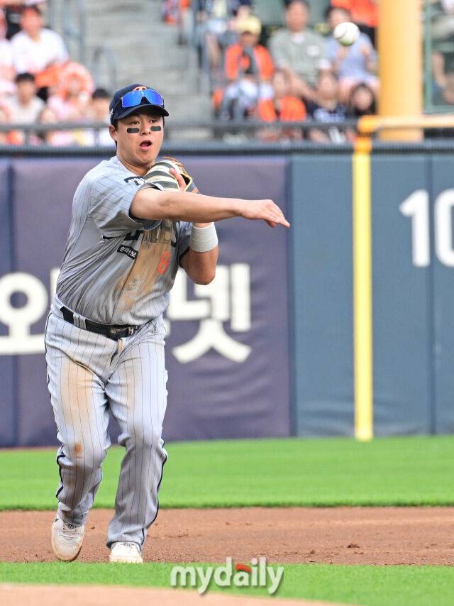 3일 오후 서울 잠실야구장에서 진행된 '2026 신한 SOL KBO 리그' 한화 이글스- 두산 베어스의 경기. 한화 노시환이 3회말 2사 1,2루에서 박지환의 타구를 더듬은 뒤 1루로 송구하고 있다./마이데일리