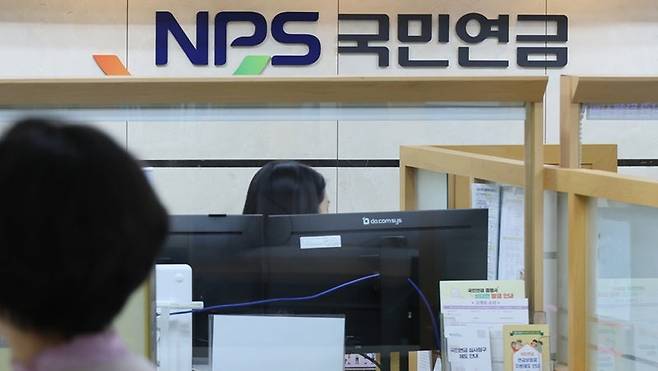국민연금의 국내 주식 리밸런싱 유예가 끝난 뒤 첫 거래일인 지난 1일 연기금은 유가증권시장에서 2179억원을 순매도했다. 연합뉴스