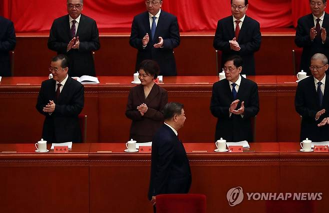 인민대회당 입장하는 시진핑 (베이징=연합뉴스) 한종구 특파원 = 1일 오전 중국 베이징 인민대회당에서 열린 중국공산당 창당 105주년 기념대회에서 시진핑 국가주석이 행사장에 들어서고 있다. 2026.7.1 jkhan@yna.co.kr