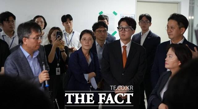올림픽공원 개표소 점거 현장에 대한 경찰 대응을 두고 여야 간 입장 이견이 확인됐다. 사진은 6·3 지방선거 투표용지 부족 사태를 조사 중인 국회 국정조사특별위원회 위원들이 지난 2일 서울 송파구 올림픽공원 내 개표소 현장 방문하는 모습. /이준석 의원실 제공