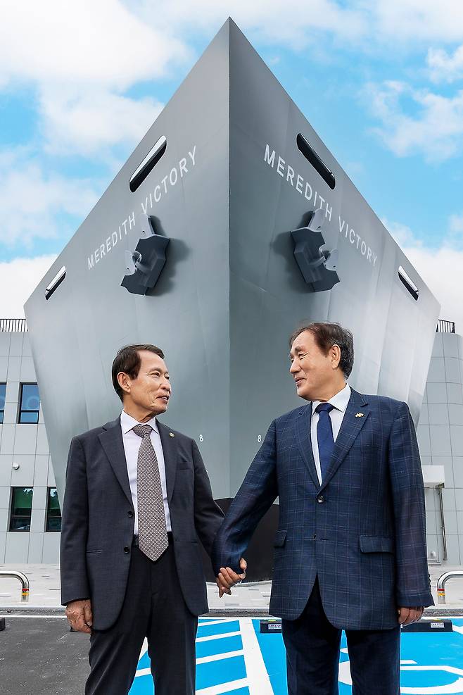 지난달 26일 경남 거제시 ‘흥남철수기념공원’에서 만난 ‘김치 1호’ 손양영(왼쪽) 이북5도위원회 함경남도지사와 ‘김치 5호’ 이경필 장승포가축병원장. 사진 속 조형물은 1만4000여 명의 피란민을 태운 흥남 철수 작전의 마지막 수송선 ‘메러디스 빅토리호’ 뱃머리를 본뜬 것이다. /양수열 영상미디어 기자