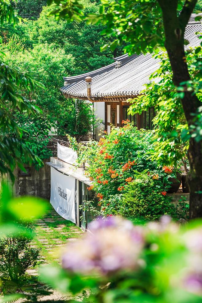 '소양고택' 앞에 있는 '플리커' 책방. 한옥 책방인 플리커는 완주 1호 독립서점으로 예약제로 운영한다. / 이건송 영상미디거 기자
