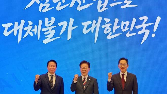 이재명 대통령과 이재용 삼성전자 회장, 최태원 SK그룹 회장이 지난달 29일 청와대 영빈관에서 기념촬영을 하고 있다. (청와대)