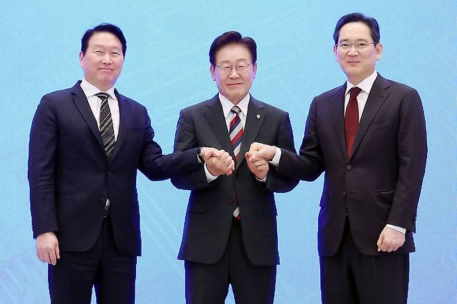 이재명 대통령과 이재용(오른쪽) 삼성전자 회장, 최태원 SK 회장이 지난달 29일 청와대 영빈관에서 열린 ‘대한민국 대도약 3대 메가프로젝트 국민보고회'에서 기념촬영을 하고 있다. 뉴시스