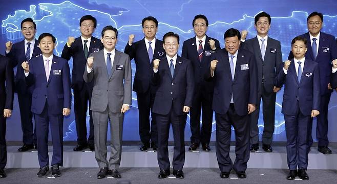 이재명 대통령이 2일 충남 아산시에서 열린 충청권 첨단산업 발전비전 국민보고회에서 참석자들과 기념촬영을 하고 있다. 앞줄 왼쪽부터 구윤철 부총리 겸 재정경제부 장관, 이재용 삼성전자 회장, 이재명 대통령, 서정진 셀트리온 회장, 곽노정 SK하이닉스 대표. 뒷줄 왼쪽부터 박홍근 기획처 장관, 최교진 교육부 장관, 이청 삼성디스플레이 대표, 박수현 충남지사, 허태정 대전시장, 조상호 세종시장. 연합뉴스