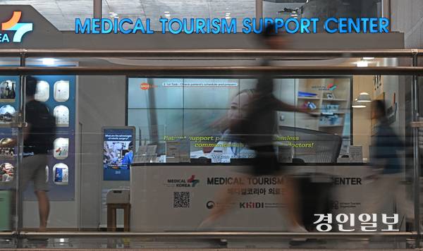 3일 오전 인천시 영종구 인천국제공항 제1여객터미널 입국장에 마련된 ‘인천메디컬지원센터’ 앞으로 공항 이용객들이 이동하고 있다. 2026.7.3 /조재현기자 jhc@kyeongin.com