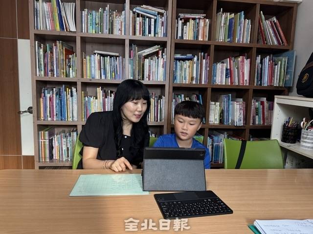 임선아 교사와 박예성 군이 ‘널 응원 한글’ 수업을 진행하고 있다. /이상구 기자