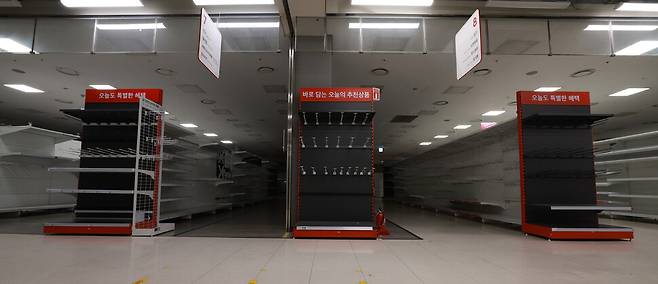 지난 5월 잠정 영업 중단 뒤 폐업이 결정된 인천 서구 홈플러스 가좌점 내부가 지난달 29일 오후 텅 비어있다. 김혜윤 기자 unique@hani.co.kr