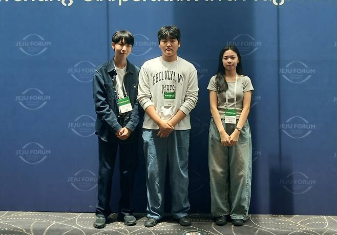 제주포럼 현장에서 취재 중인 세인트존스베리아카데미 제주 학생들. 왼쪽부터 왼쪽부터 김동현, 고현준, 박정현 학생.