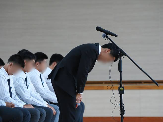 배재고등학교 교장이 6일 광주제일고를 방문, 5·18민주화운동 조롱성 응원 논란과 관련해 고개 숙여 사과를 하고 있다. /뉴스1