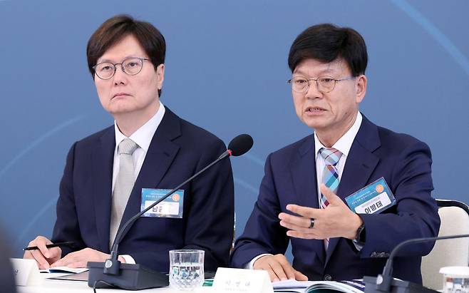 이병태(오른쪽) 규제합리화위원회 부위원장이 4월 15일 청와대에서 이재명 대통령 주재로 열린 규제합리화위원회 제1차 전체회의에서 발언하고 있다. 왕태석 선임기자