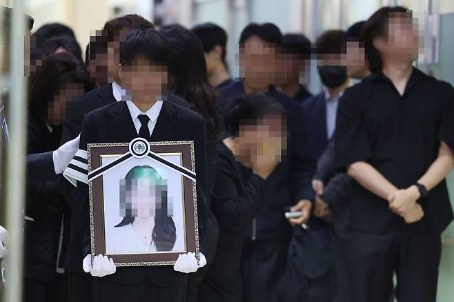 지난 5월 7일 광주 광산구 신가동 한 장례식장에서 20대 남성의 흉기에 찔려 숨진 여고생의 발인이 진행되고 있다. 연합뉴스