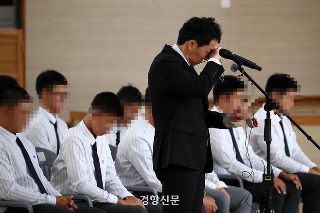 지역 비하 성격을 가진 응원 구호를 외쳐 논란을 일으킨 서울 배재고등학교 야구부가 6일 전남광주특별시 광주제일고등학교를 찾아 사과를 한 가운데 이효준 배재고 교장이 사과의 말을 전하던 중 눈물을 훔치고 있다. 강윤중 선임기자