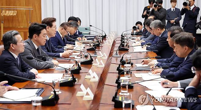 이재명 대통령, 메가프로젝트 민관합도 점검회의 주재 (서울=연합뉴스) 한상균 기자 = 이재명 대통령이 6일 청와대에서 메가프로젝트 민관합동 점검회의를 주재하고 있다. 2026.7.6 xyz@yna.co.kr