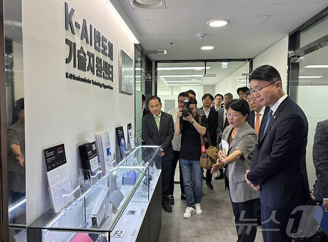 류제명 과학기술정보통신부 제2차관이 7일 열린 K-AI반도체 기술지원센터 개소식에서 설명을 듣고 있다. 2026.07.07 ⓒ 뉴스1 유수연 기자