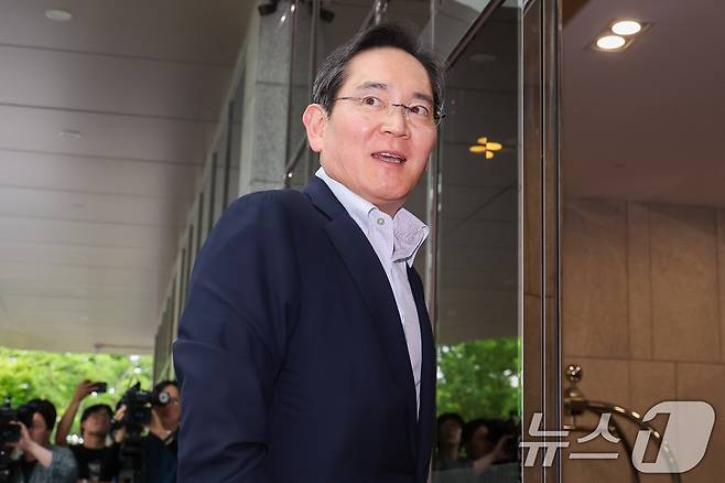 이재용 삼성전자 회장이 7일 서울 강서구 김포비지니스항공센터에 도착, '억만장자들의 여름 캠프'로 불리는 미국 선밸리 콘퍼런스 참석을 위해 이동하고 있다. 2026.7.7 ⓒ 뉴스1 안은나 기자