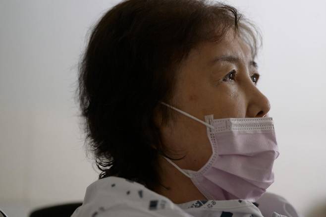 박근혜 정부 국정농단 사건으로 중형이 선고돼 11년째 수감 생활을 하다 최근 건강 문제로 형집행정지 일시 석방된 최서원(개명 전 최순실)씨가 지난달 29일 서울 용산구 순천향대병원에서 본보와 인터뷰를 하고 있다. 하상윤 기자