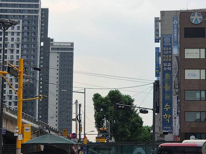 지난달 22일 서울 서초구 잠원동 반포사거리 학원가 모습. 신축 대단지 아파트와 학원 건물이 나란히 위치해 있다. 오효정 기자
