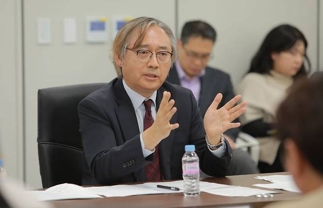 박찬운 전 검찰개혁추진단 자문위원장이 지난해 12월 4일 서울 종로구 정부서울청사 창성동 별관에서 열린 기자간담회에서 발언하고 있는 모습. 연합뉴스