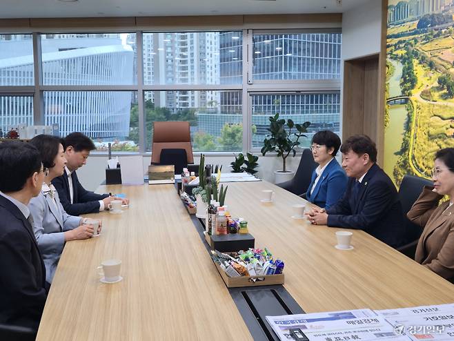 추미애 경기도지사(왼쪽가운데)가 7일 오후 경기도의회 의장실을 찾아와 남종섭 의장(오른쪽 가운데)과 고은정 제1부의장, 김미숙 제2부의장과 대화하고 있다. 김경희기자
