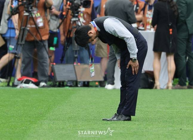 모리야스 하지메 일본 축구 국가대표팀 감독이 30일 미국 휴스턴 스타디움에서 열린 2026 국제축구연맹(FIFA) 북중미 월드컵 32강전 브라질전 패배 후 관중들에게 사과하고 있다. /로이터=뉴스1