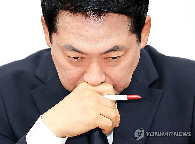 생각에 잠긴 국민의힘 장동혁 대표 (서울=연합뉴스) 배재만 기자 = 국민의힘 장동혁 대표가 6일 국회에서 열린 최고위원회의에서 잠시 생각에 잠겨 있다. 2026.7.6 scoop@yna.co.kr