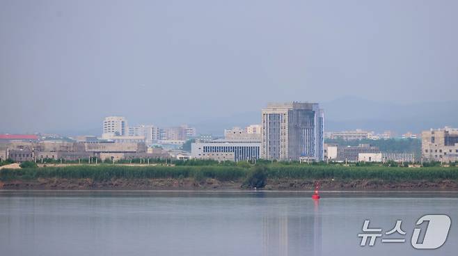 7월 1일 신압록강대교 건너편 북한지역에서는 세관과 물류창고 등 부대시설을 건설하는 공사가 한창 진행 중에 있었다.(필자 제공).