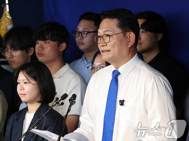 더불어민주당 당권주자인 송영길 전 대표가 8일 오전 서울 여의도 민주당 중앙당사에서 당대표 출마선언을 하고 있다. ⓒ 뉴스1 황기선 기자