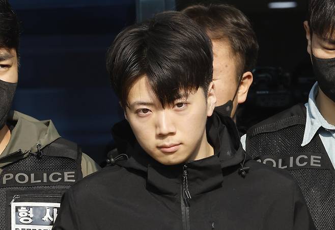 광주 도심에서 일면식도 없는 10대 여고생을 살해한 장윤기가 5월 14일 오전 광주 서부경찰서에서 검찰로 송치되고 있다. 뉴스1