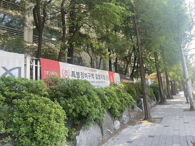 8일 분당 한 아파트 단지에 건설사들의 현수막이 붙어 있다. 사진=권준호 기자