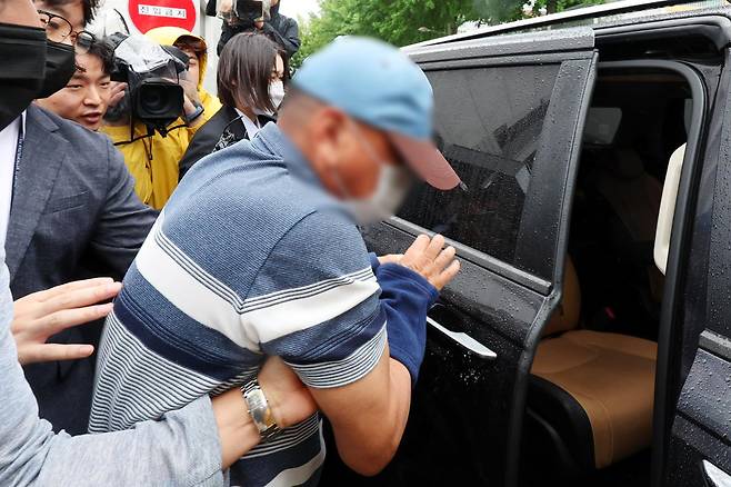 '여고생 살해범' 장윤기 사건의 증거를 인멸한 혐의 등을 받는 광주 광산경찰서 수사팀장 박모 경감이 8일 오전 전남광주 동구 광주지법에서 열린 구속 전 피의자 심문(영장실질심사)에 출석한 뒤 호송차에 올라타고 있다. 연합뉴스