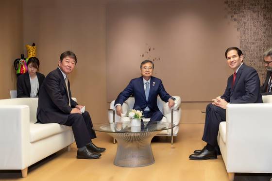 조현 외교부장관이 지난해 10월 29일 경북 경주에서 APEC 외교통상합동각료회의 계기 한미일 외교장관회의에서 마르코 루비오 미국 국무장관 및 모테기 도시미쓰 신임 일본 외무대신과 기념촬영을 하고 있다. 뉴스1