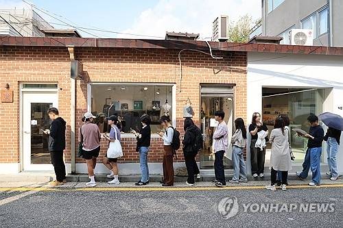 ▲ 소설가 한강이 대표로 있는 서울 종로구 독립서점 ‘책방오늘’ 앞에 영업 시작을 기다리는 시민들이 줄을 서고 있다. 연합뉴스